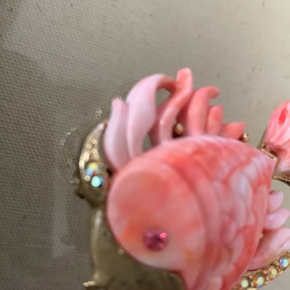 Unsigned, Hattie, Carnegie, salmon, colored Lucite angelfish with rhinestones - Picture 4 of 5